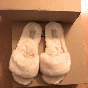 Ugg fluff slide size 9 color natural